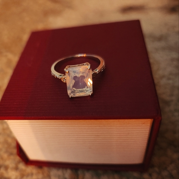 Jewelry - 3 ct white opal